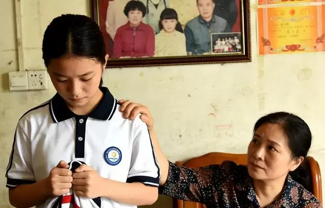 何小满提前出狱七年未归,养父接人时获留信与身世材料 - 情报图 何小满提前出狱七年未归,养父接人时获留信与身世材料 - 情报图